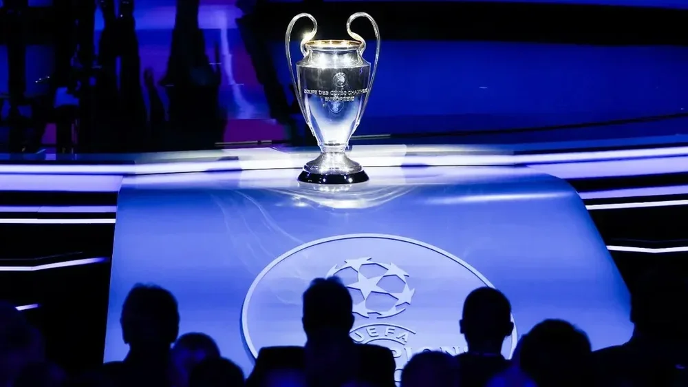 Troféu da Liga dos Campeões, no sorteio da fase de grupos 2023/24 (GUILLAUME HORCAJUELO/EPA)