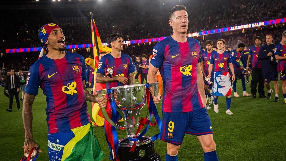 Raphinha y Lewandowski con el trofeo de campeón de LaLiga