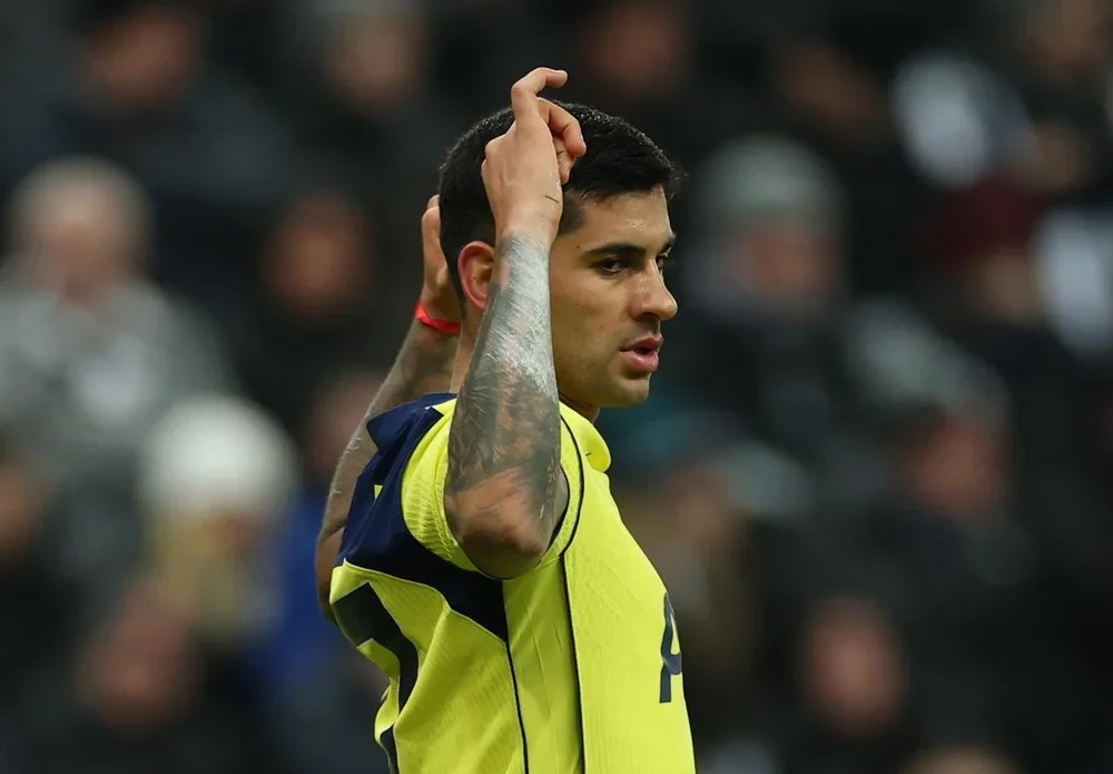 El jugador argentino Cristian Romero, del Tottenham, celebra el 1-1 durante el partido entre Newcastle United y Tottenham Hotspur