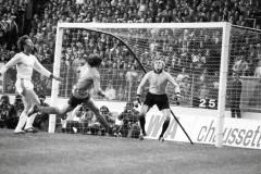 12 mai 1976, Johnny Hansen, Patrick Revelli et Sepp Maier (de gauche à droite) lors de la finale de C1 disputée à Glasgow, sur la pelouse de l'Hampden Park avec ses poteaux carrés. (L'Équipe)
